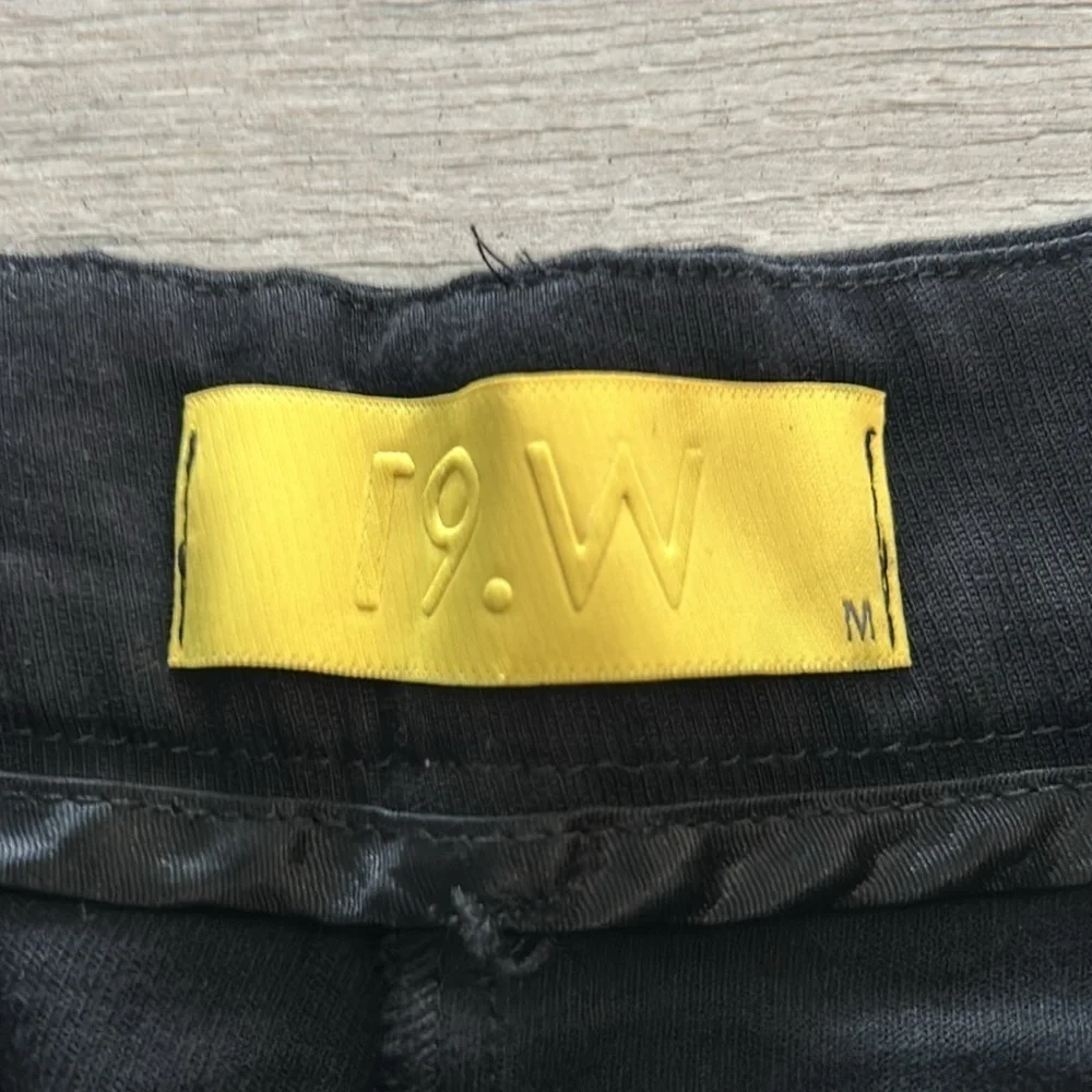 19.W 19 black